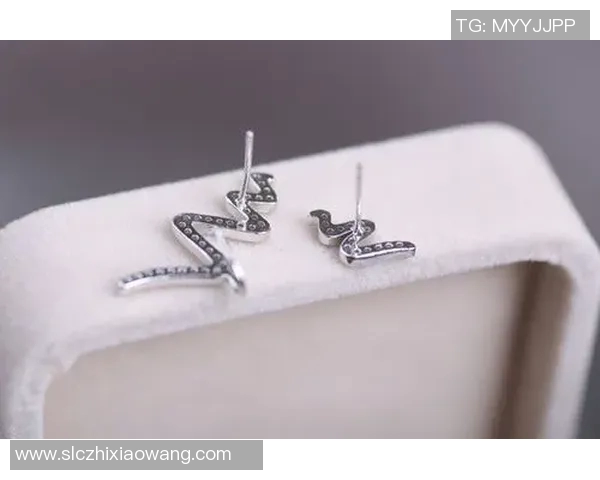 男士足球明星耳饰搭配指南时尚潮流展现个性魅力